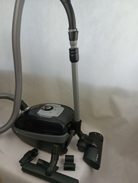 Odkurzacz workowy Bosch ProSilence BGL8334 12m 650W cichy 59dB Odkurzacz workowy Bosch ProSilence BGL8334 12m 650W cichy 59dB