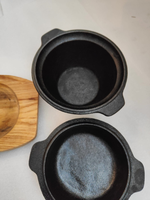 Naczynie żeliwne garnek z pokrywką i deską do serwowania 10 cm Kitchen Craft Naczynie żeliwne garnek z pokrywką i deską do serwowania 10 cm Kitchen Craft