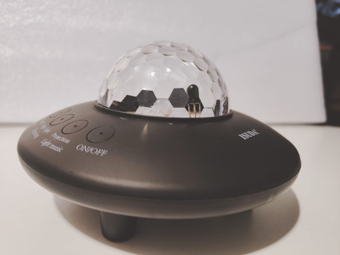 LAMPKA NOCNA GŁOŚNIK RZUTNIK KOŁYSANKI DŹWIĘKI NATURY PILOT RZUTNIK UFO LAMPKA NOCNA GŁOŚNIK RZUTNIK KOŁYSANKI DŹWIĘKI NATURY PILOT RZUTNIK UFO
