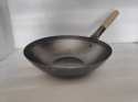 JADE TEMPLE Wok ze stali węglowej o średnicy 30 cm z okrągłym drewnianym uchwytem