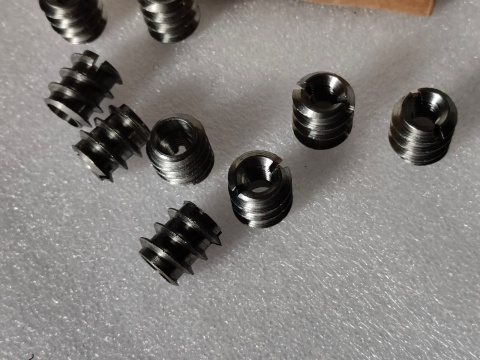 DIN7965 WKŁADKA MUFA 101 szt DWUGWINT NA WKRĘT 18 mm Wkładka gwintowana