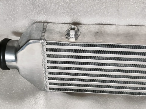 Uniwersalny intercooler Z-Line od Mishimoto MMINT-UZ Srebrny