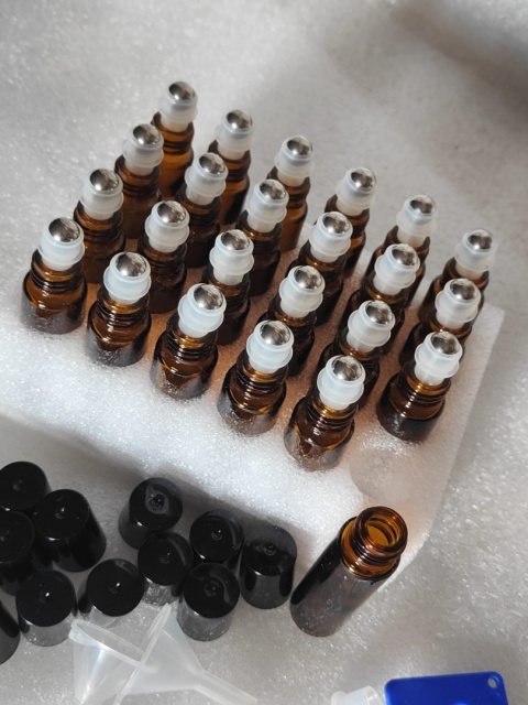 ROLL ON SZKLANA BUTELKA WYSOKA BRĄZOWA NA OLEJKI ETERYCZNE PERFUMY 10ml