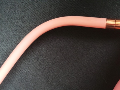 różowa lampka biurkowa regulowany klosz metal drewno