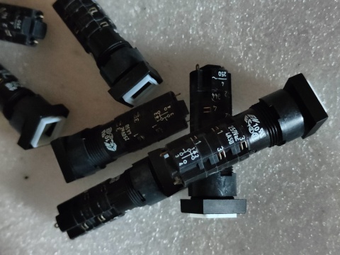 LUMOTAST 75 Podświetlany przycisk 2NC/2NO 10 SZT przełącznik