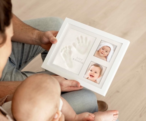 pamiątkowa ramka 22 x 28 cm z gliną odcisk ręki stopy dziecka cyfry farbka