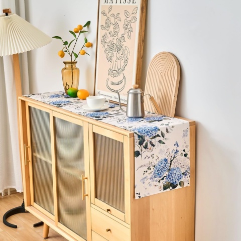 Bieżnik na stół niebieska hortensja 140 x 40 cm dekoracja ozdoba ochrona stołu kredensu